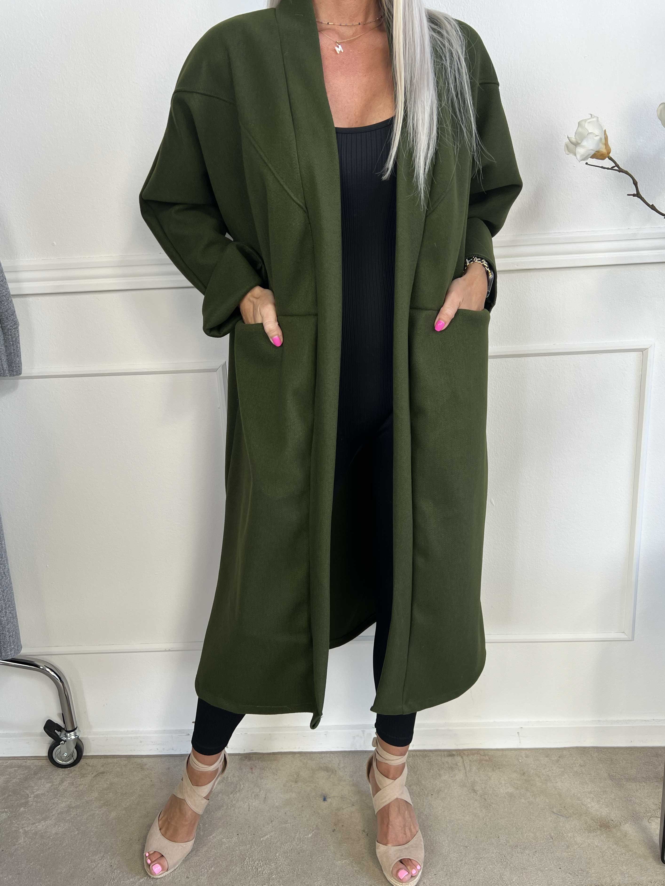 Annah - Oversized kappa med tydliga sömmar och fickor